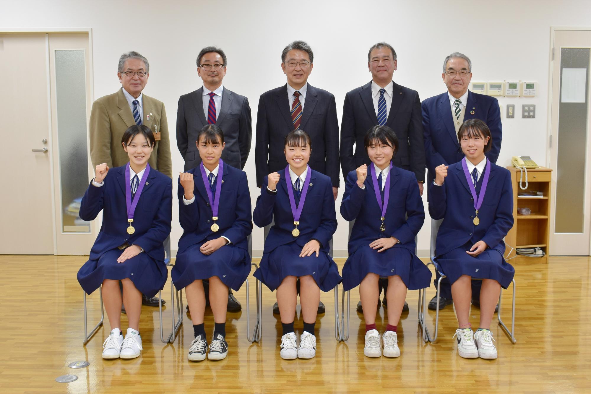 十日町高等学校陸上競技部女子チームの皆さんと一緒の写真