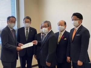署名簿提出に臨んで、提出の現場に立ち会う市長の写真