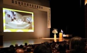 品川氏による記念講演会の講演風景の写真