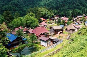 俯瞰にて撮影された、小白倉集落の遠景の写真