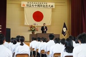 記念式典にて壇上で挨拶を述べる市長の写真