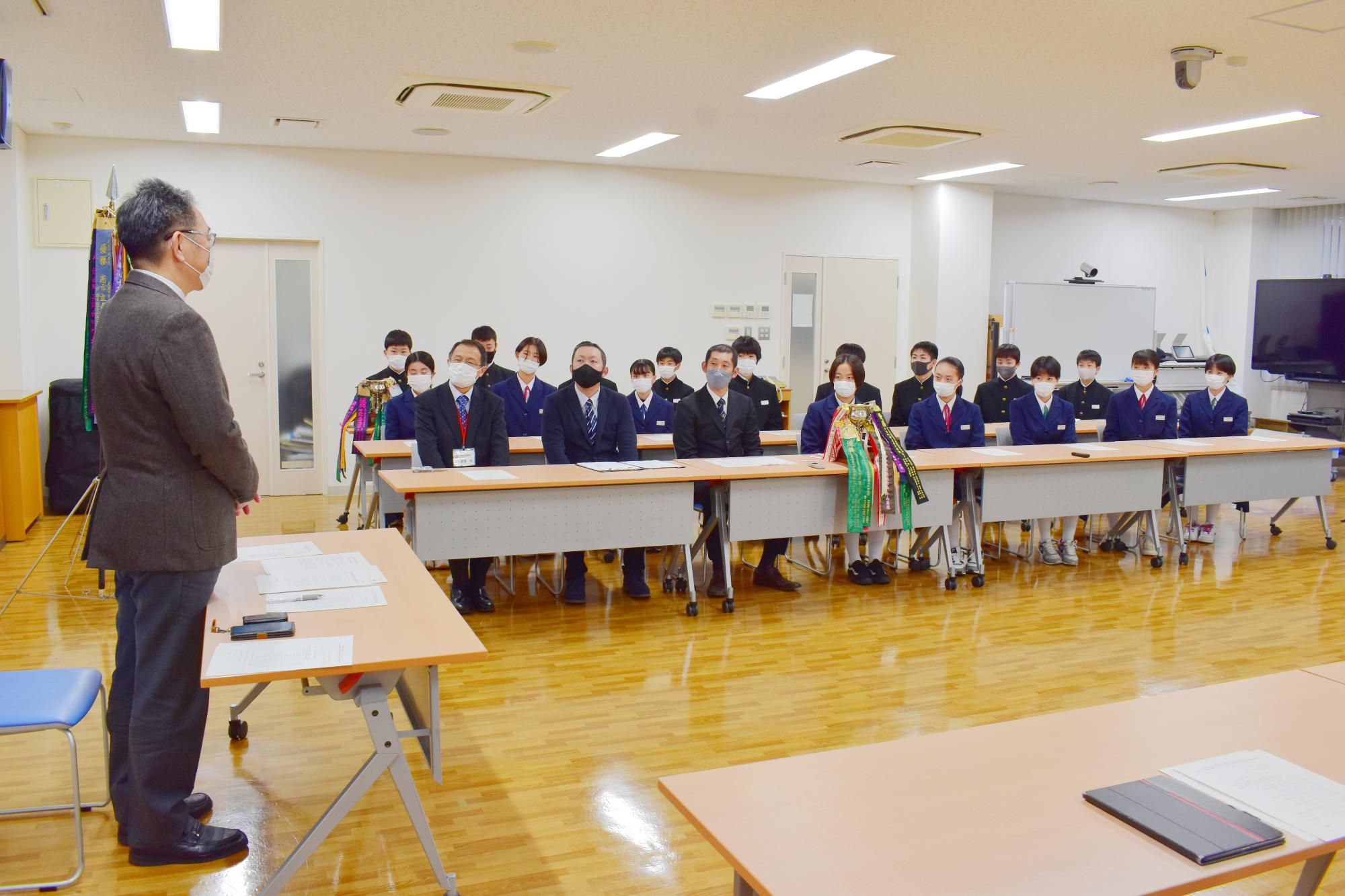 南中学校陸上競技部の皆さんへ市長があいさつしている写真