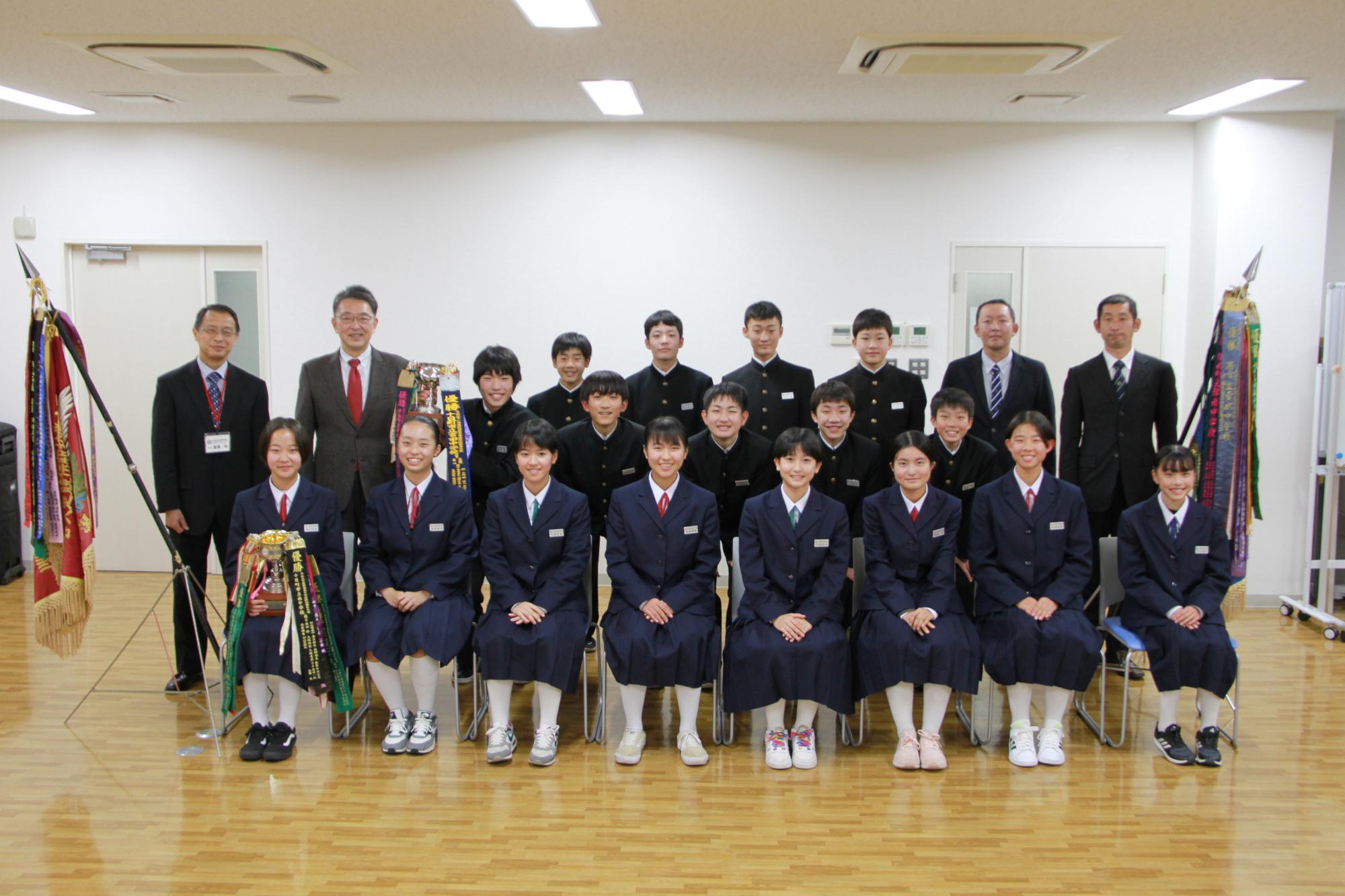 南中学校陸上競技部の皆さんと市長の写真
