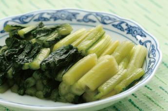 大きな更に盛り付けられた美味しそうな野沢菜の写真