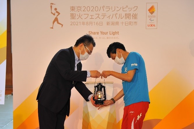 採火した十日町市の火を阿部さんへ託した時の写真
