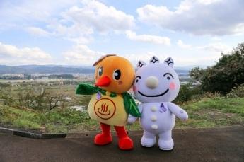 パープリリボンをつけたネージュたちが外で手をつないでいる写真