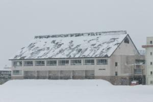 雪が積もらない様に屋根が三角形になっている体育館の写真