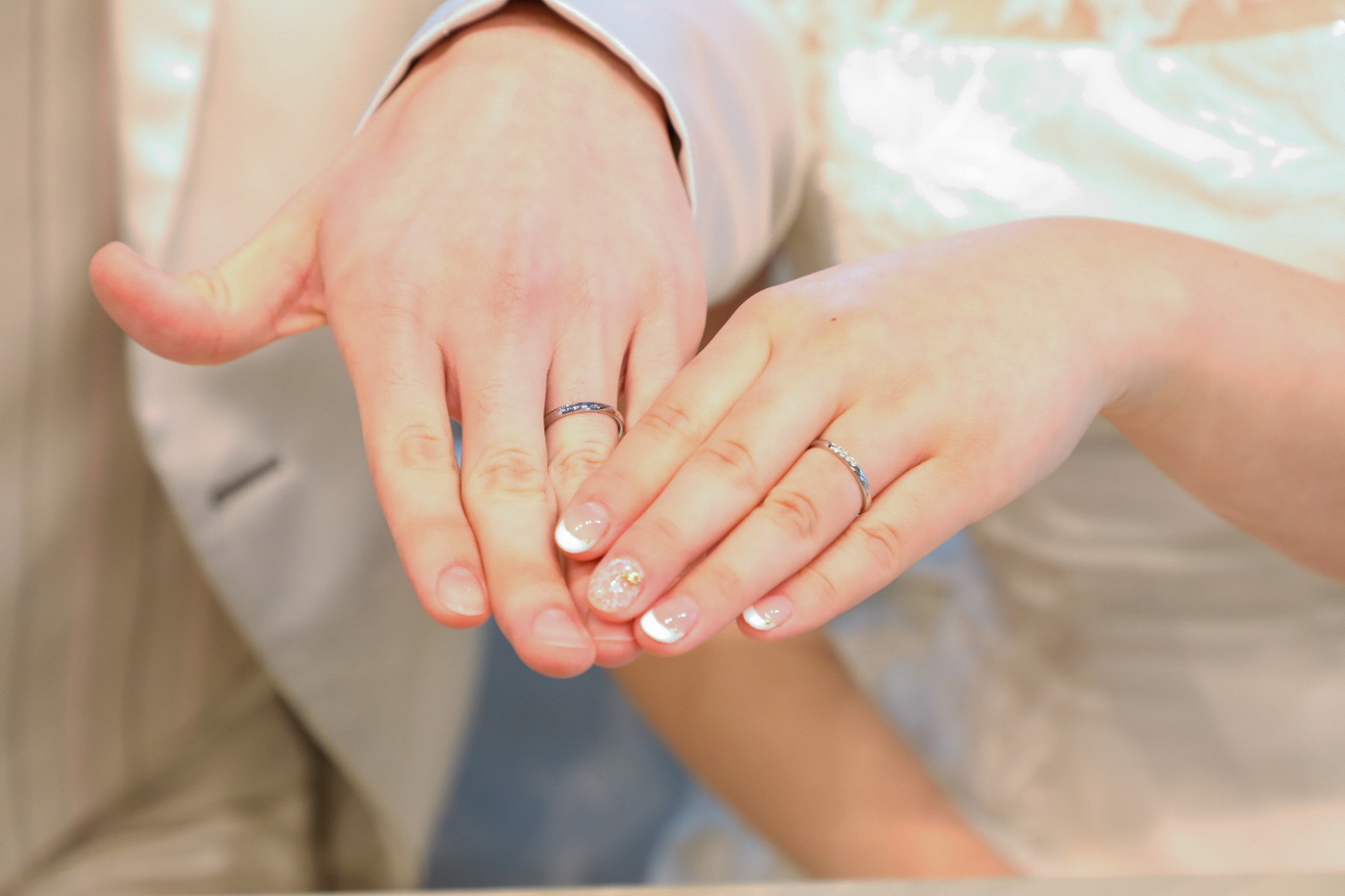 結婚指輪をしている新郎新婦の手元の写真
