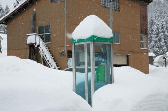 電話ボックスの屋根が三角錐になっている様子の写真