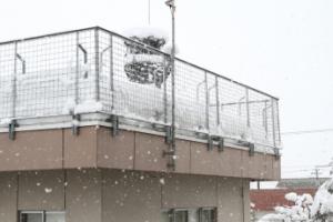 通行人の頭上に雪が落ちてケガをしない様に設けられた防止柵の写真