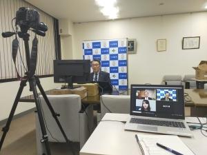 世田谷CATVのリモートでの番組収録でカメラとモニター等の機材が使われている様子の写真