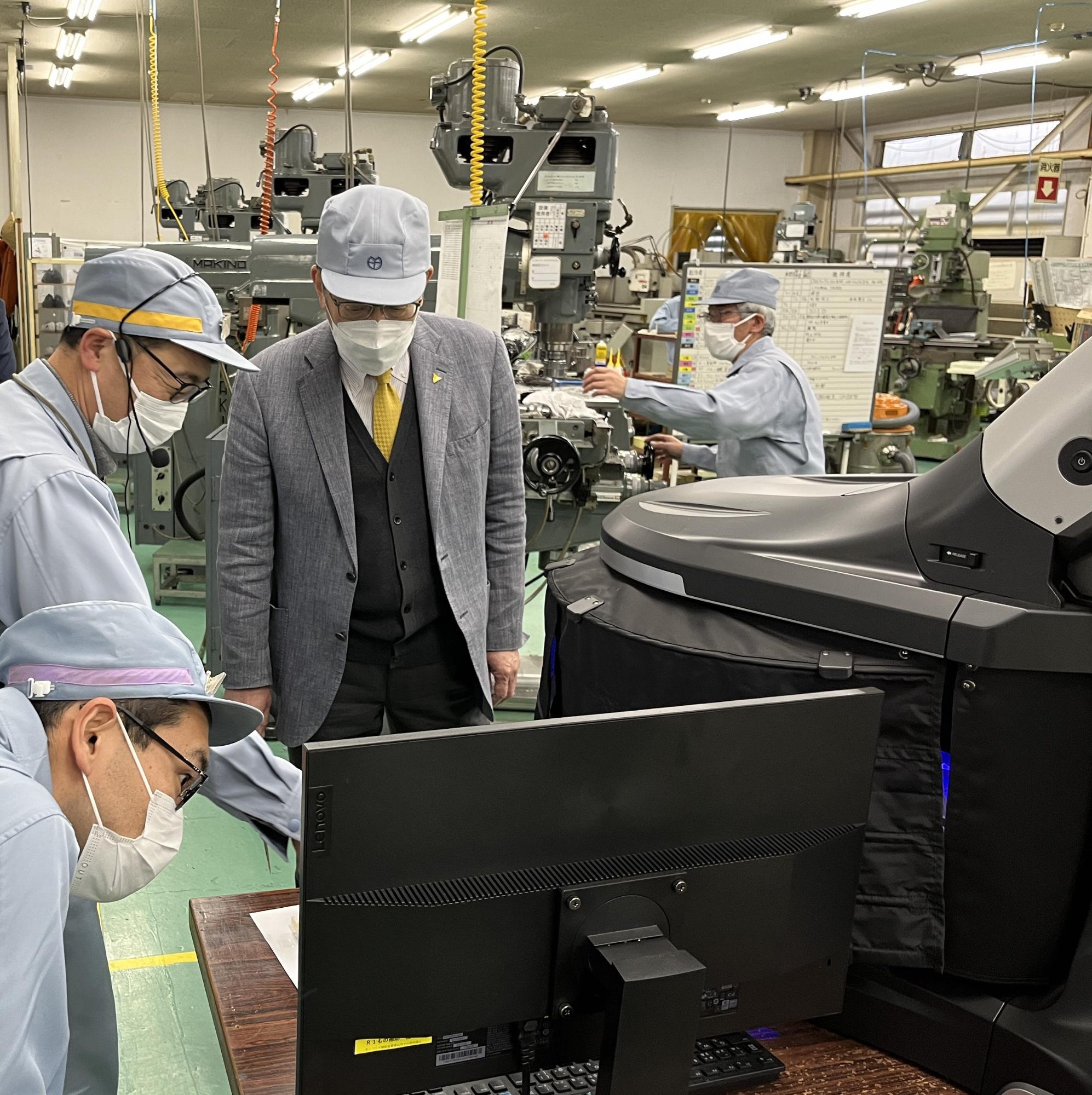 製造工場視察の様子
