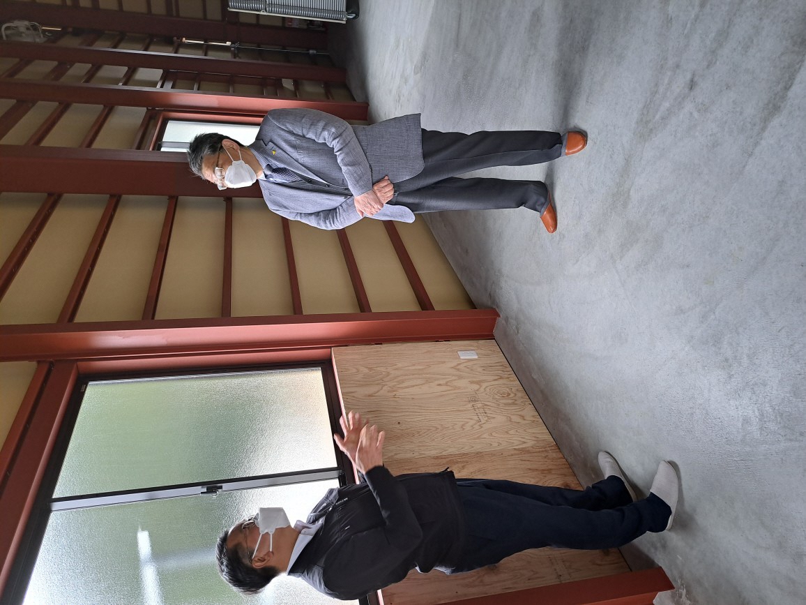 お話を伺う市長の写真