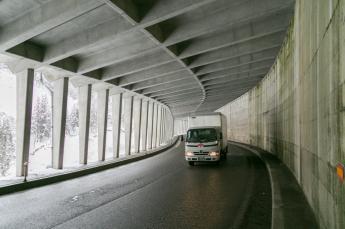雪崩対策のために屋根が斜めになっているスノーシェッドの内部の写真