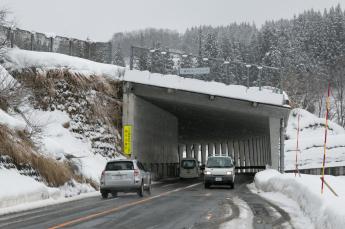 トンネルの出口付近など、防護柵では効果が薄い箇所に設けられるスノーシェッドの写真
