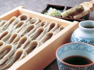 木枠に盛りつけられた、へぎそばのイメージ写真