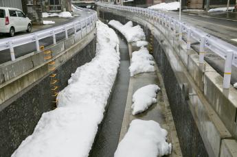 川の真ん中にもうひとつ川が流れている状態の低水路工の様子の写真