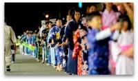 着物を着た大勢の人が踊っている処の写真