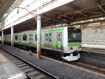 JR山手線の電車が駅に停まっている様子の写真