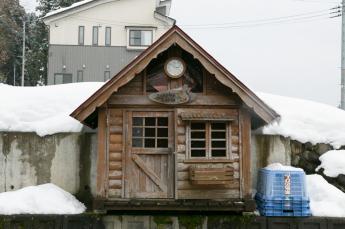 屋根の傾斜が急なゴミステーションの写真