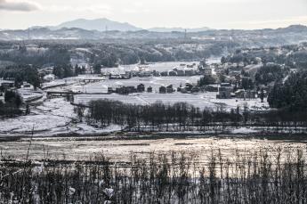 一面に広がる雪化粧をした山々の写真
