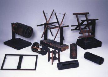 越後縮を織るための機械を部品別にばらした写真