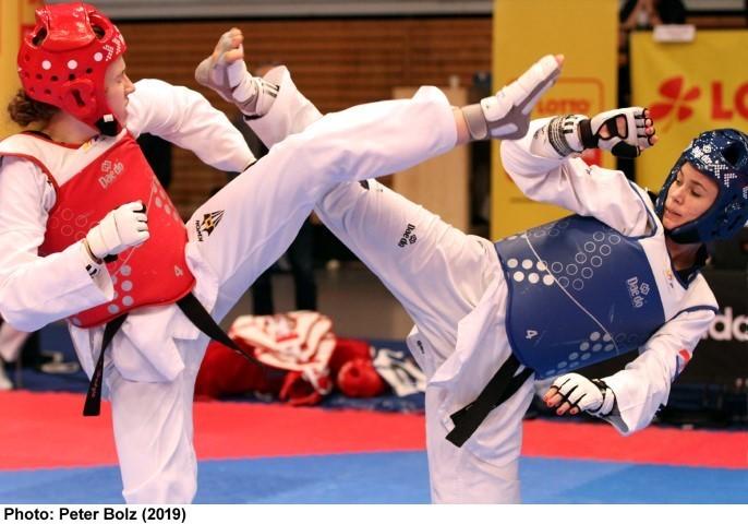 道着を着て防具を付けたクロアチアの空手選手2名の写真
