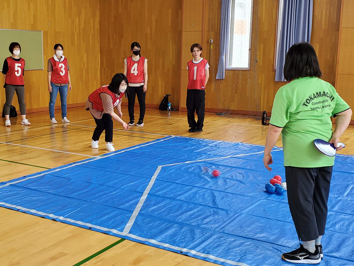 ボッチャの指導をするスポーツ推進委員
