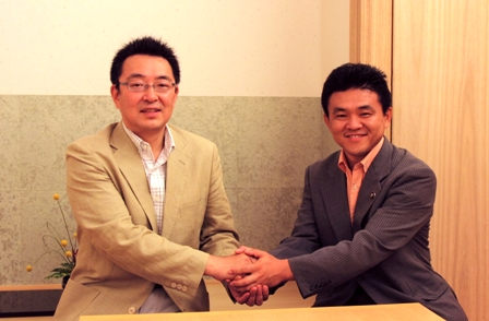 松本前和光市長と笑顔で握手をする関口市長