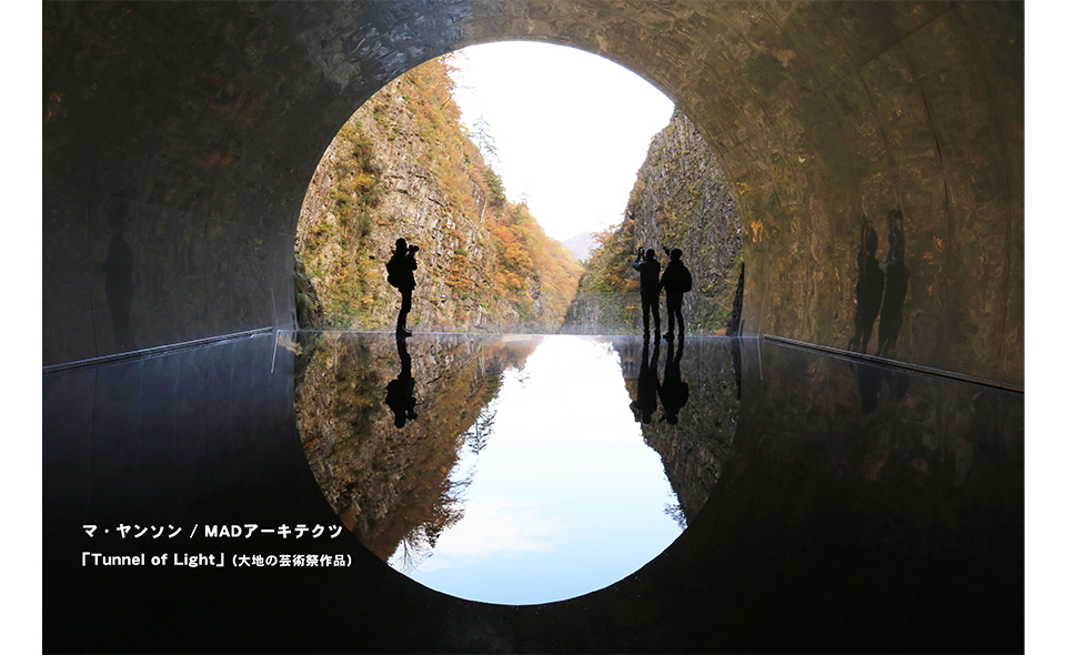 紅葉が美しい秋の清津峡渓谷トンネル