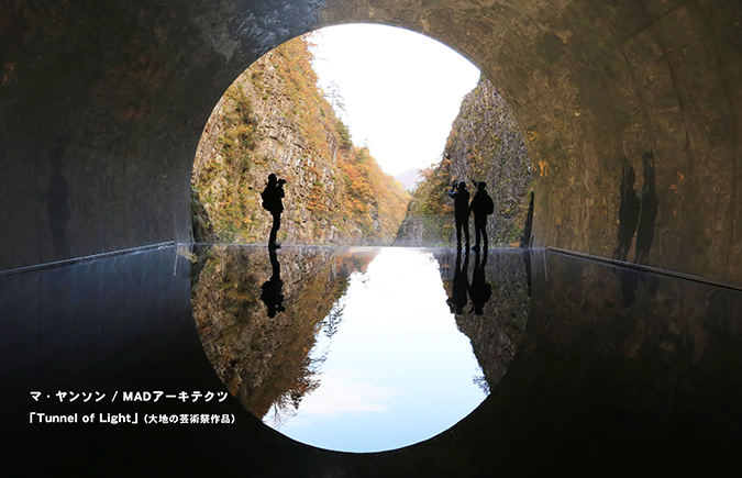 紅葉が美しい秋の清津峡渓谷トンネル