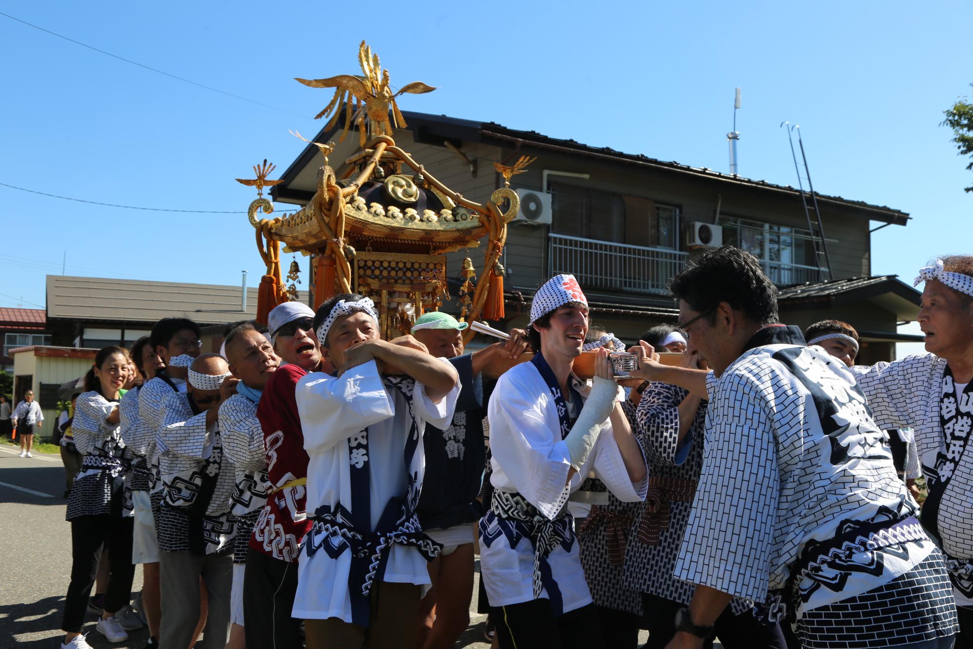 吉田神社大祭で御神輿を担ぐ国際交流員