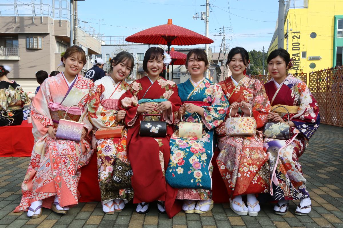 きものを着た女性6人が横並びに笑顔で座っている写真