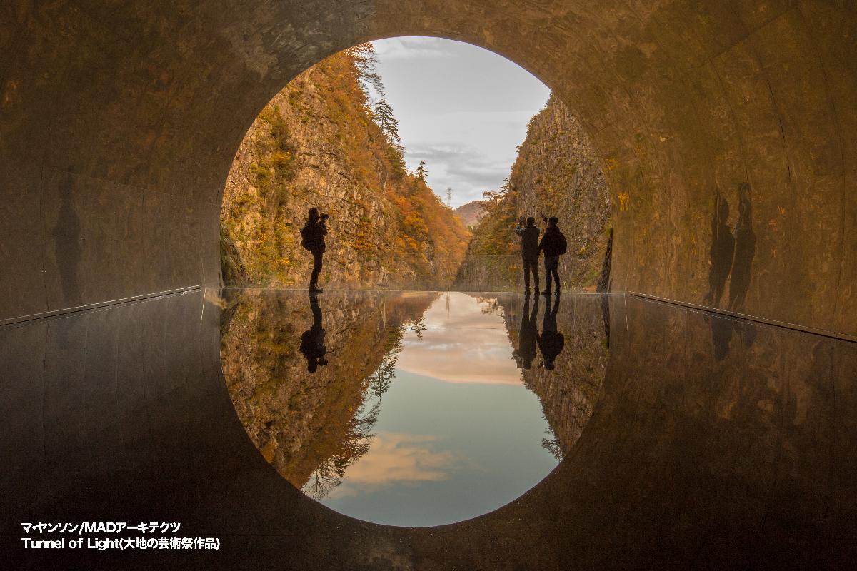 清津峡渓谷トンネルから紅葉した景色を眺める人々