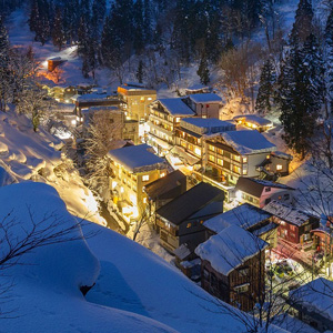雪が積もる松之山温泉街の夜景