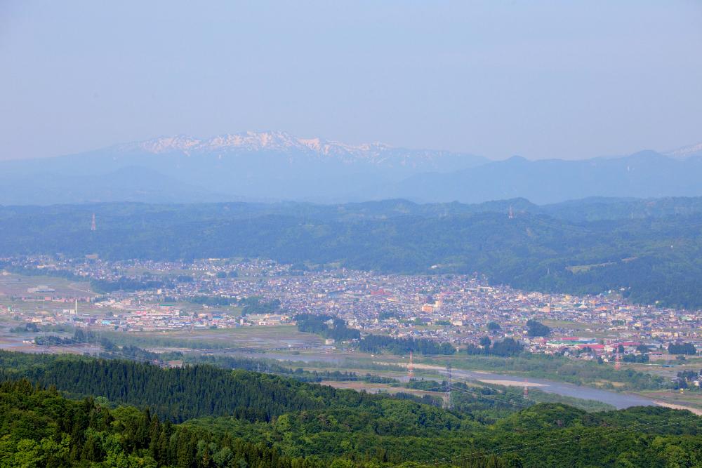 中里地域の城山から眺める十日町市街地の風景