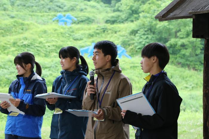 松代春の陣トレイルランレースの開会式で英語でブリーフィングをする松代中学校の生徒