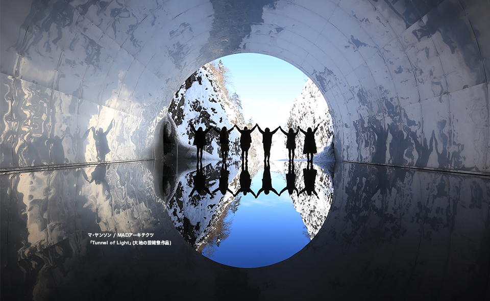 雪化粧した清津峡と冬の青空のリフレクトが美しい大地の芸術祭作品「マ・ヤンソン / MADアークテクツ Tunnel of Light」