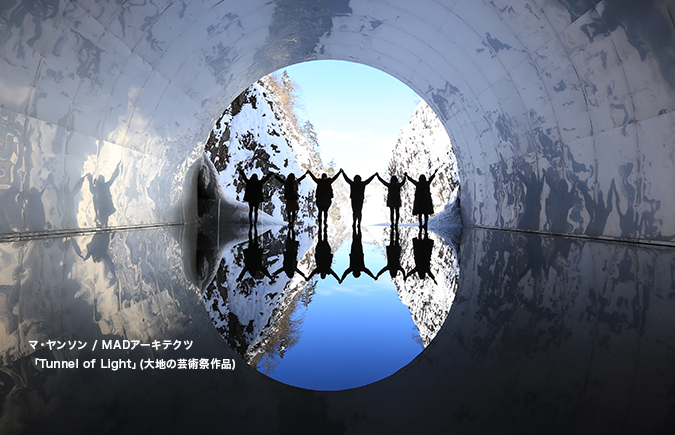 雪化粧した清津峡と冬の青空のリフレクトが美しい大地の芸術祭作品「マ・ヤンソン / MADアークテクツ Tunnel of Light」