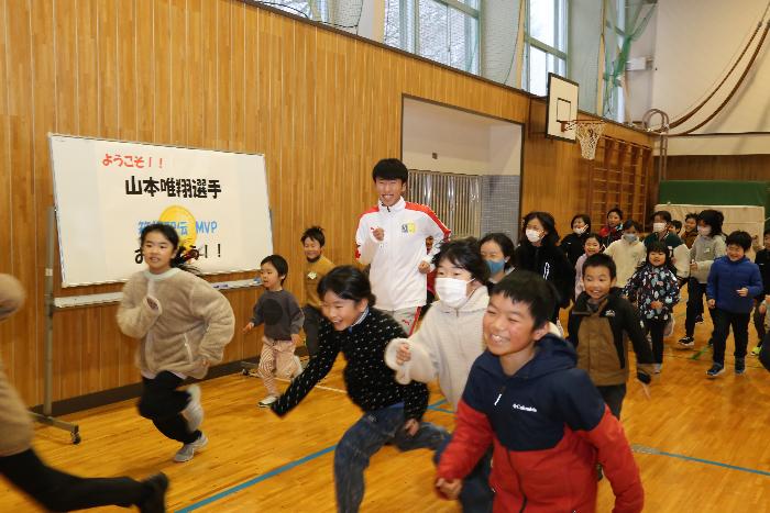 松代小学校に凱旋した山本選手