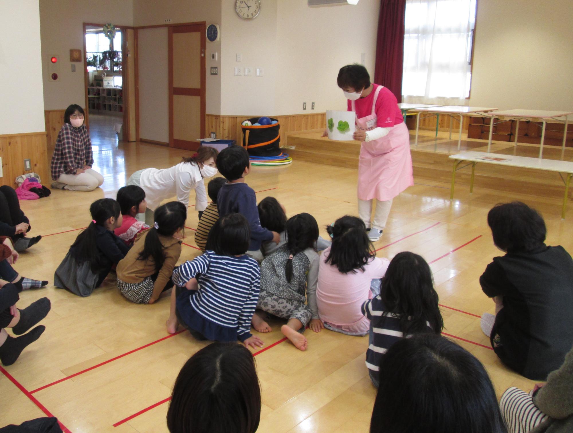 保育園にて食生活改善推進員が子どもたちに野菜の切り口クイズをしている様子の写真