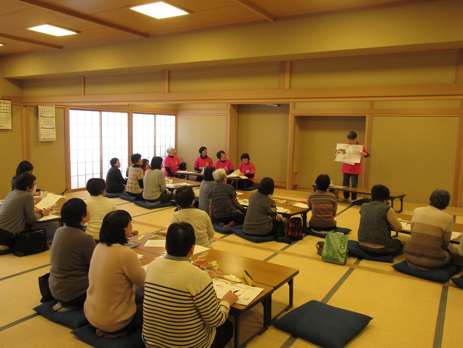 集会所にて食生活改善が地区伝達講習会をしている様子の写真