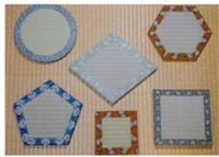 畳で作られた丸、四角、六角形などの形の販売商品が並べられた写真