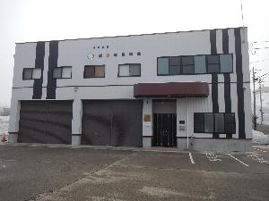黒色のシャッターが特徴的な庭野電機商会の外観