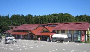 晴れた日に撮影された仙田体験交流館の外観