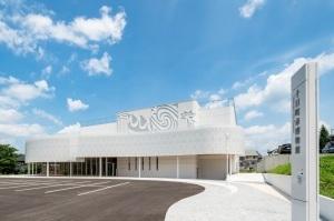晴れた日に撮影された十日町市博物館外観の写真
