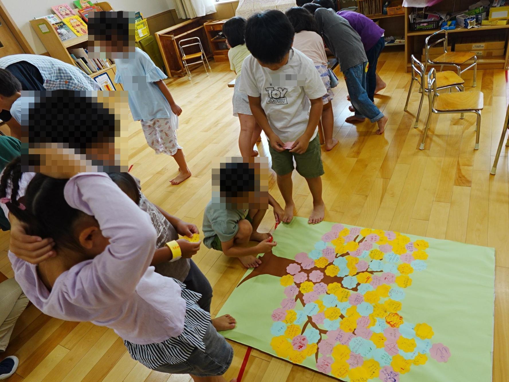 十日町市の好きなところを付箋に書いて、模造紙に貼っています