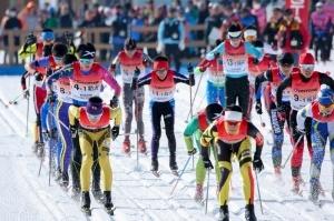 ウエアに身を包んだ人達が吉田クロスカントリー競技場でクロスカントリーをしている写真