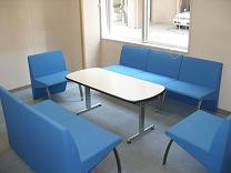 青い椅子が机の四方に置かれているサークルルーム4の写真