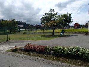 道があり緑の芝生がある伊達公園の外観写真